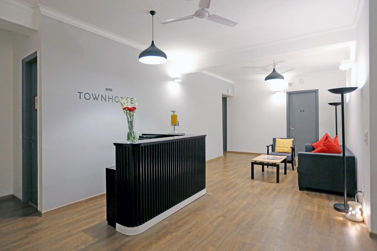 Oyo Townhouse 018 Medanta Hotel Gurgaon Exterior photo