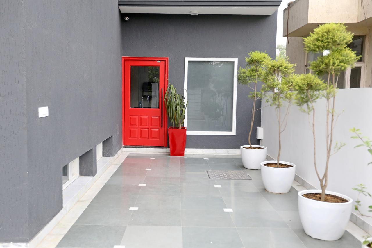 Oyo Townhouse 018 Medanta Hotel Gurgaon Exterior photo
